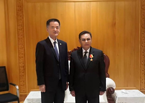 赤峰黄金董事长王建华拜会老挝国会主席赛宋蓬·丰威汉
