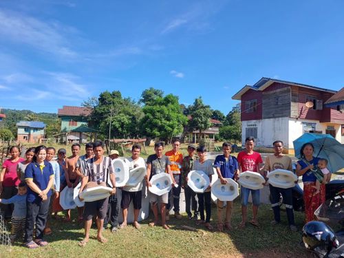 万象矿业为维拉布里区村民捐助卫生设施、修缮驻村小学