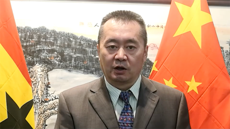 图为中国驻加纳大使馆经济商务参赞  李耀宏